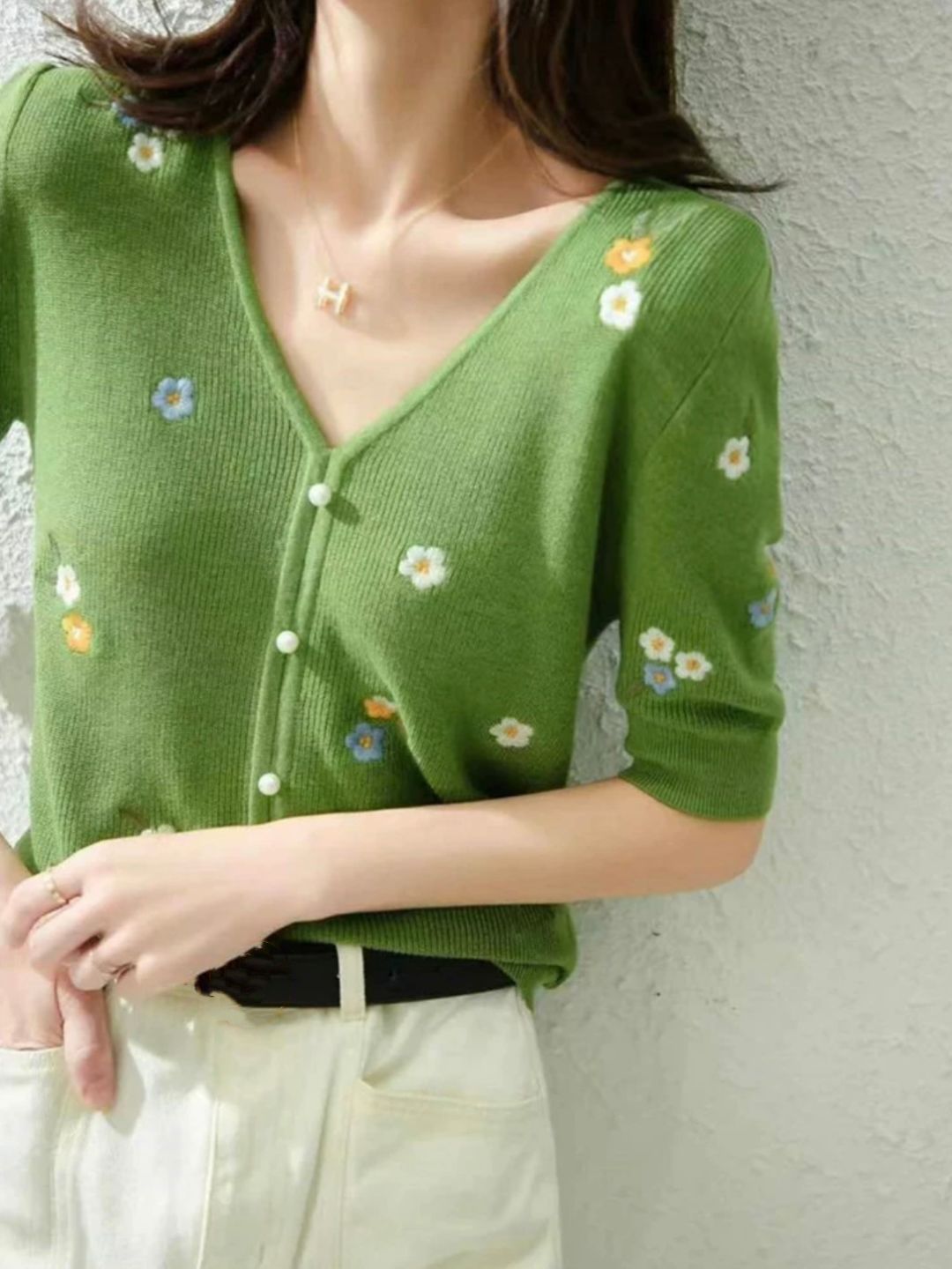 Embroidered Flower Knitted V-neck T-shirt