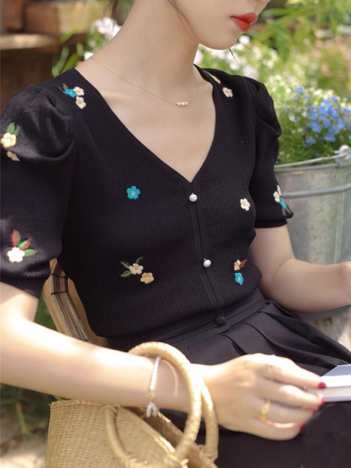 Embroidered Flower Knitted V-neck T-shirt