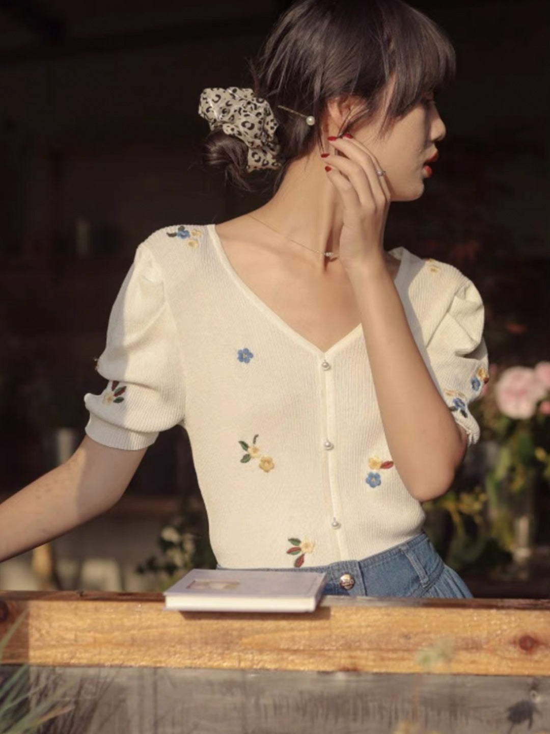 Embroidered Flower Knitted V-neck T-shirt - Black