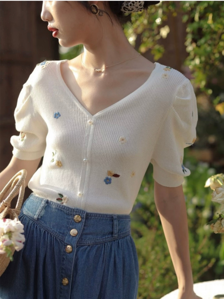 Embroidered Flower Knitted V-neck T-shirt