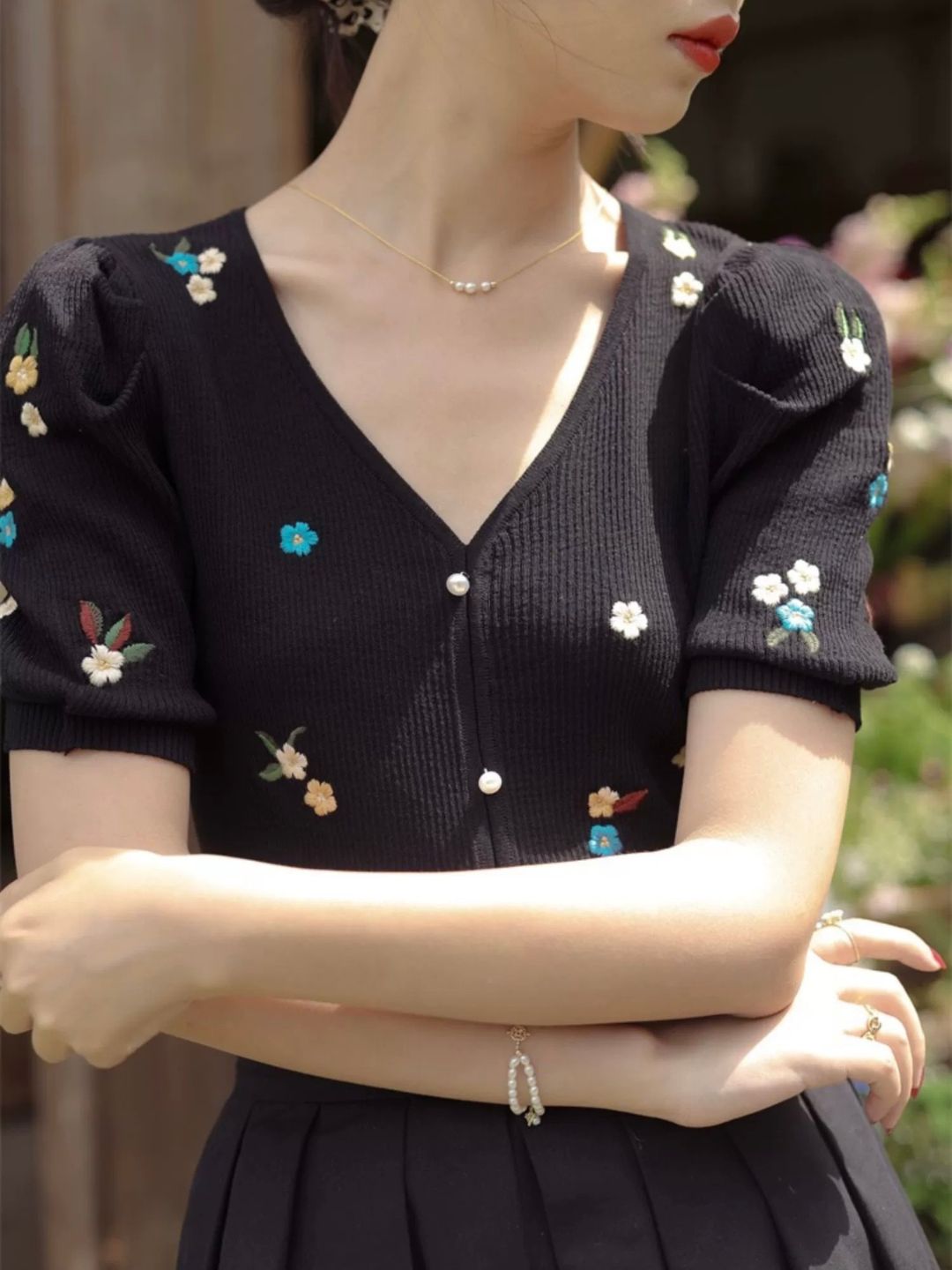 Embroidered Flower Knitted V-neck T-shirt - Black