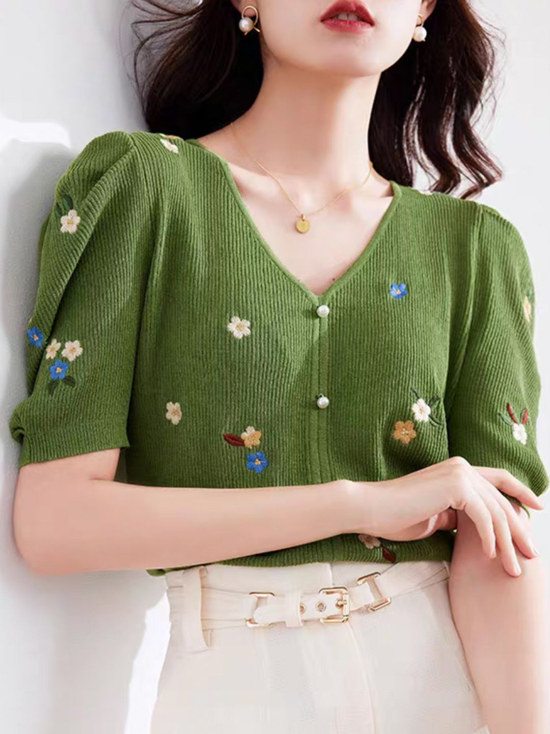 Embroidered Flower Knitted V-neck T-shirt - Black