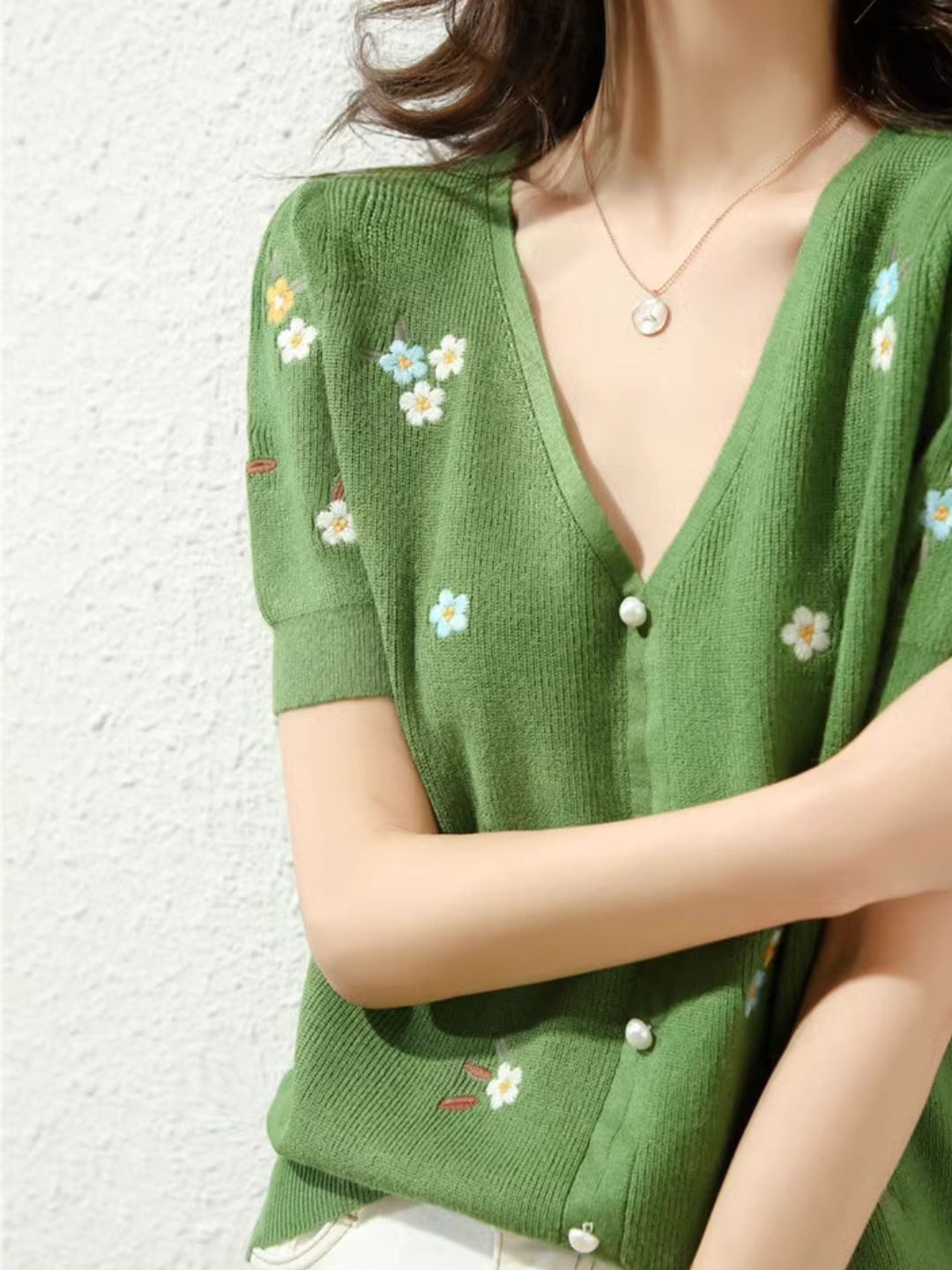 Embroidered Flower Knitted V-neck T-shirt